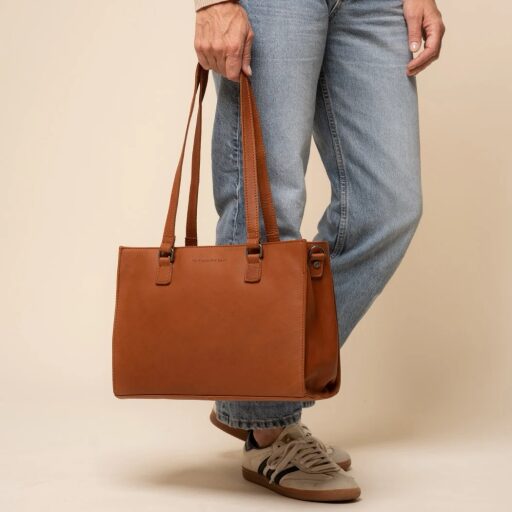 The Chesterfield Brand Kožená shopper kabelka Ellsworth C38.022831 koňaková v ruke