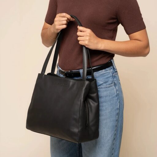 The Chesterfield Brand Kožená shopper kabelka Lioren C48.145000 čierna v ruke