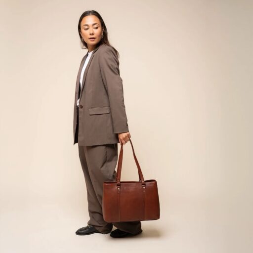 The Chesterfield Brand Kožená shopper kabelka na notebook 14" Alverino C38.022931 koňaková v ruke