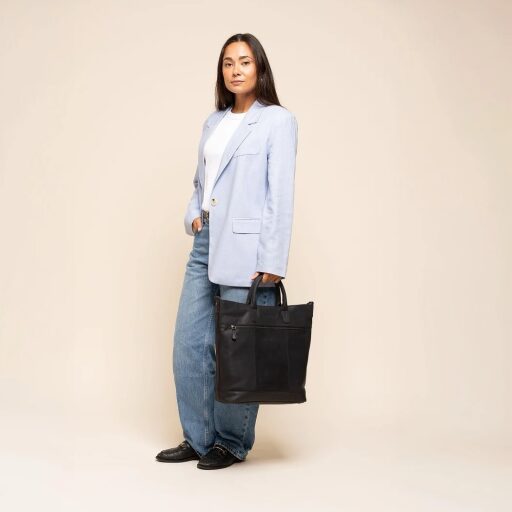 The Chesterfield Brand kožená shopper kabelka na notebook Westbrook C38.022700 čierna s modelkou