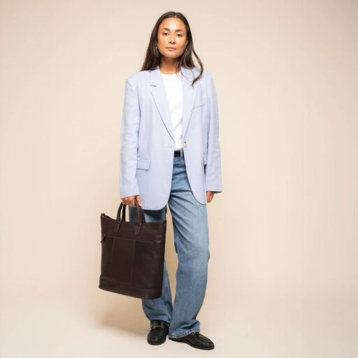 The Chesterfield Brand kožená shopper kabelka na notebook Westbrook C38.022701 hnedá s modelkou