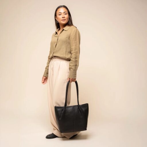 The Chesterfield Brand Kožená shopper kabelka C38.023000 čierna v ruke