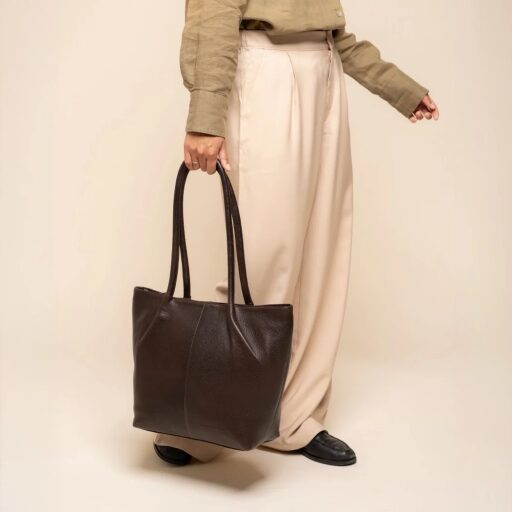The Chesterfield Brand Kožená shopper kabelka Vespera C38.023001 hnedá v ruke