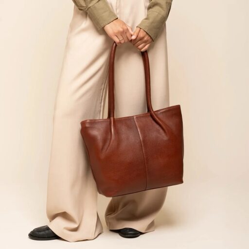 The Chesterfield Brand Kožená shopper kabelka Vespera C38.023031 koňaková v ruke