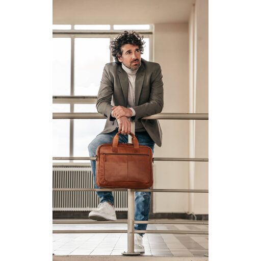 The Chesterfield Brand Kožená taška na notebook 15,6" Calvi C40.103331 koňak v ruke