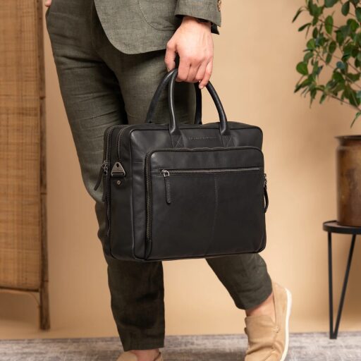 The Chesterfield Brand Kožená taška na notebook 16" Tacama C40.110700 čierna v ruke