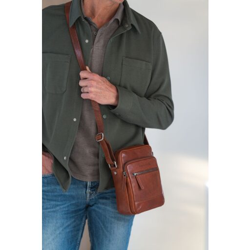 Kožená taška cez rameno The Chesterfield Brand Amantea C48.137631 koňaková na modelke