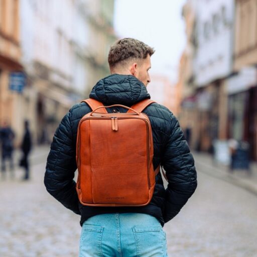 The Chesterfield Brand Kožený batoh na notebook 15,6" Soraja C58.700031 koňakový na postave