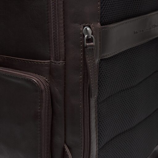 The Chesterfield Brand kožený batoh na notebook 15" Lennox C58.071101 hnedý detail