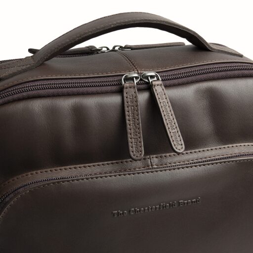 The Chesterfield Brand Kožený batoh na notebook Quincy C58.035201 hnedý logo