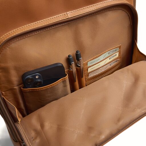 The Chesterfield Brand Kožený batoh na notebook Quincy C58.035231 koňakový predný priečinok