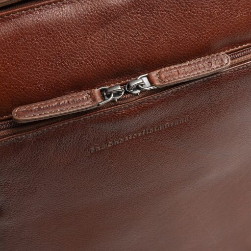 The Chesterfield Brand Kožený batoh na notebook Rosverra C58.034931 koňakový logo