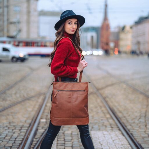 The Chesterfield Brand Elegantný kabelko-batoh 2v1 Omaha C58.033231 koňakový na modelke