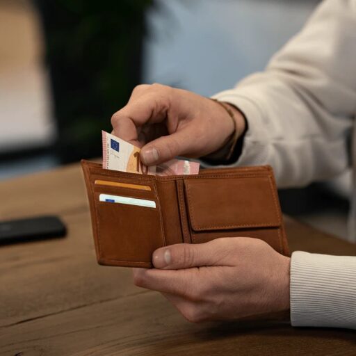 Pánska kožená peňaženka RFID Walid C08.036231 koňak v ruke