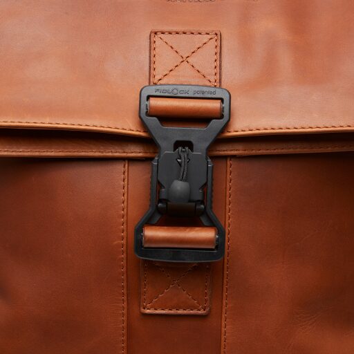 Kožený business batoh na notebook The Chesterfield Brand Savona koňakový C58.032231 - detail zaklapávacej spony FidLock®