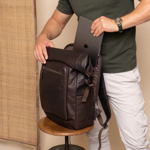 The Chesterfield Brand Roll top kožený batoh na notebook Remo C58.071301 hnedý v ruke