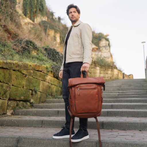The Chesterfield Brand Roll top kožený batoh na notebook Remo C58.071331 koňakový v ruke