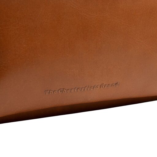 The Chesterfield Brand Štýlový kožený batoh Camden koňakový logo detail