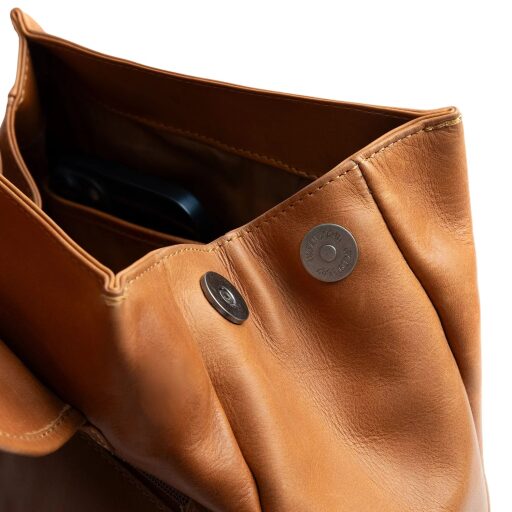 The Chesterfield Brand Štýlový kožený batoh Camden koňakový detail zapínania