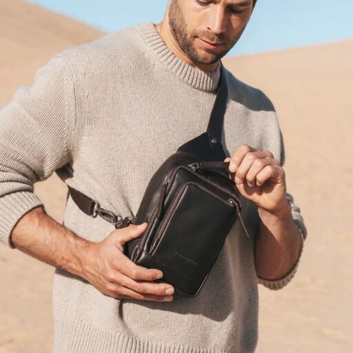 The Chesterfield Brand Kožená crossbody taška Riga C58.028401 hnedá na modelovi