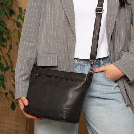 The Chesterfield Brand Kožená kabelka do ruky aj cez rameno Zarita C48.142200 čierna ako crossbody