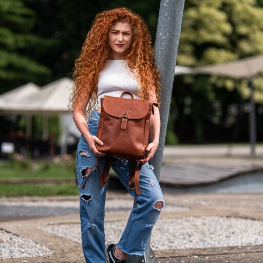 Kožený batoh Vermont C58.031631 značky The Chesterfield Brand s modelkou