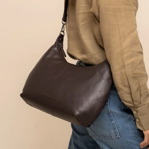 The Chesterfield Brand kožená kabelka do ruky aj cez rameno Fierra C48.145101 hnedá na modelke