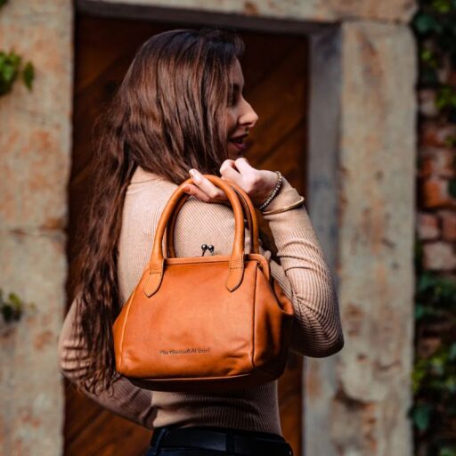 The Chesterfield Brand Dámska crossbody kabelka do ruky Chili C48.126931 koňaková s modelkou