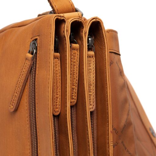 Kožená kabelka s klopou Millie C48.111631 koňaková - koncovky zipsov s logom The Chesterfield Brand