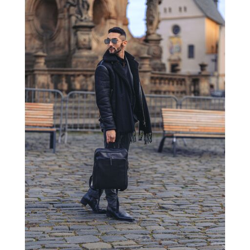 The Chesterfield Brand Kožený batoh na notebook Jasper C58.033700 čierny v ruke