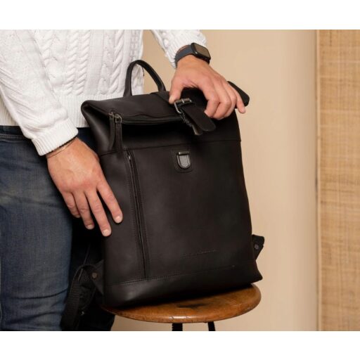 The Chesterfield Brand Rolovací kožený batoh Larsson C58.033800 čierny v ruke