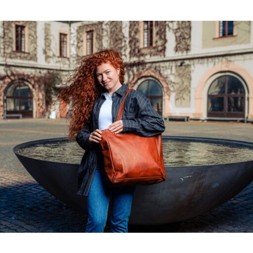 Kožená shopper kabelka na notebook The Chesterfield Brand BERLIN C38.016031 koňak na ramene