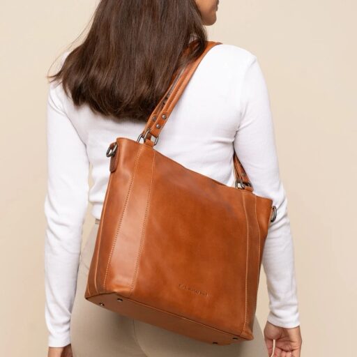 The Chesterfield Brand Kožená shopper kabelka Elira C48.143931 koňaková ako ju nesie žena na pleci