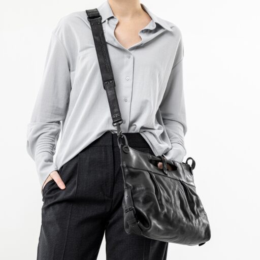 aunts & uncles Grandma´s Luxury Club Mrs. Muffin Dámska kožená crossbody 40301-0 čierna na modelke