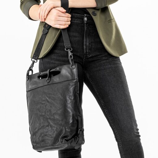 aunts&uncles Grandma´s Luxury Club Mrs. Pancake Dámska kožená crossbody 40302-0 čierna na modelke