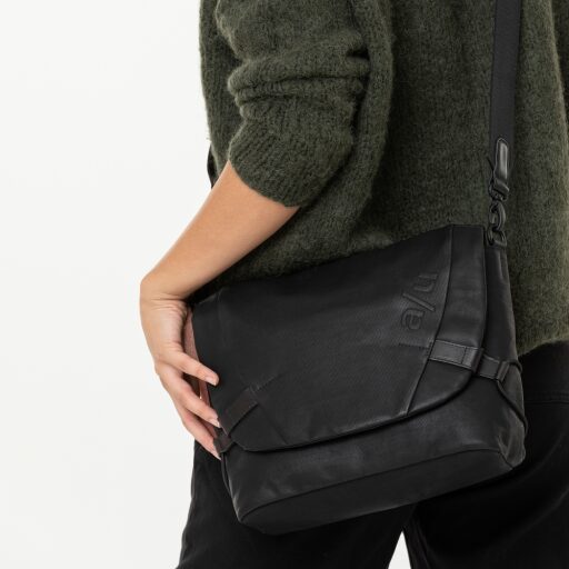 aunts & uncles Taška cez rameno s priehradkou na tablet Japan Sendai 10209-0 čierna - na modelke