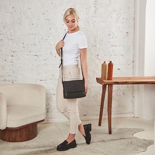 Bugatti Dámska kožená kabelka s klopou Bella Shoulder Bag 49480301 čierna