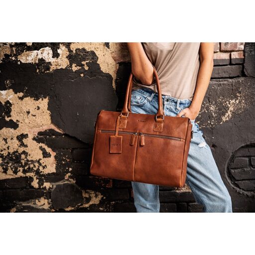 BURKELY Kožená taška na notebook 15,6" Antique Avery 8006988.56.24 v ruke