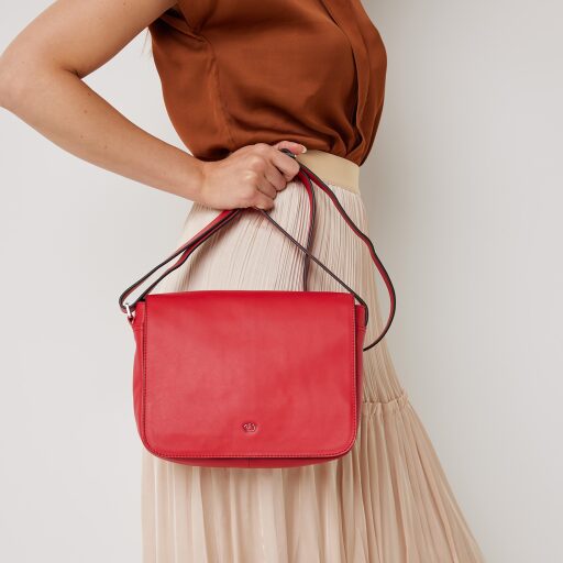 Dámska kožená kabelka s klopou Castelijn & Beerens 219650 Babette Nappa Crossbody červená v ruke
