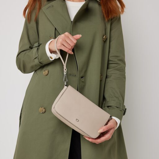 Dámska kožená RFID kabelka Castelijn & Beerens Babette Nappa Clutch 219810 béžová na modelke