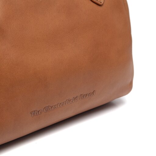 Dámska kožená kabelka do ruky aj cez rameno Chili C48.126931 koňaková - detail loga značky The Chesterfield Brand