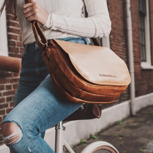 The Chesterfield Brand Klopová kožená kabelka cez rameno Millie C48.111631 koňaková na modelke
