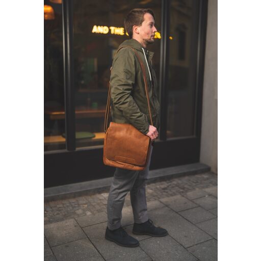 Klopová kožená taška The Chesterfield Brand Raphael C48.055131 koňak na ramene