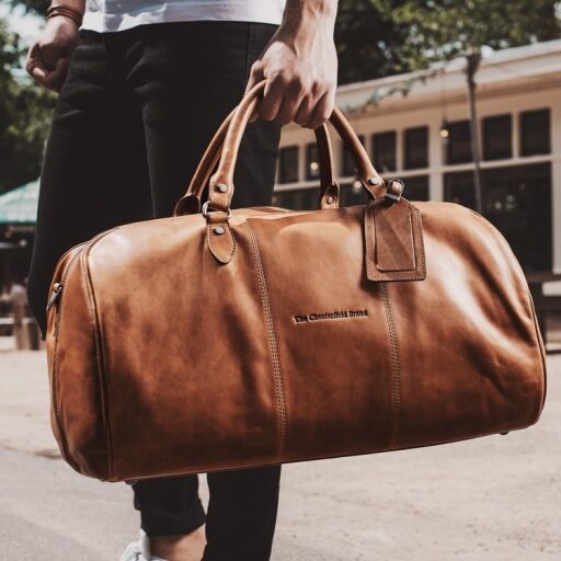 The Chesterfield Brand Kožená cestovná taška - weekender C20.000431 William koňak v ruke