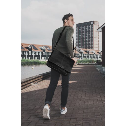 The Chesterfield Brand Kožená crossbody taška na notebook C48.055200 Richard čierna image fotka
