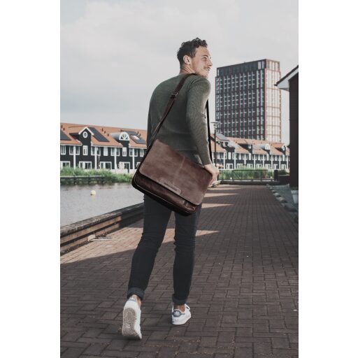 The Chesterfield Brand Kožená crossbody taška na notebook C48.055201 Richard hnedá na ramene