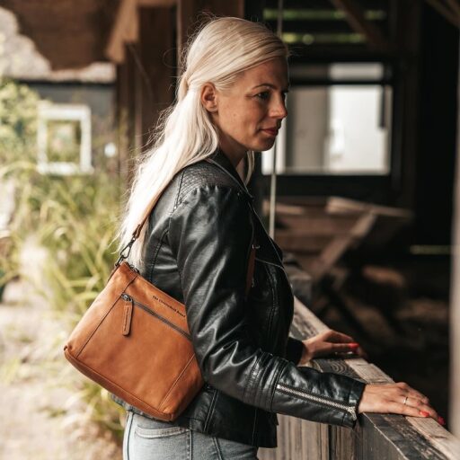 The Chesterfield Brand Kožená kabelka cez rameno / crossbody Faro C48.122831 koňaková