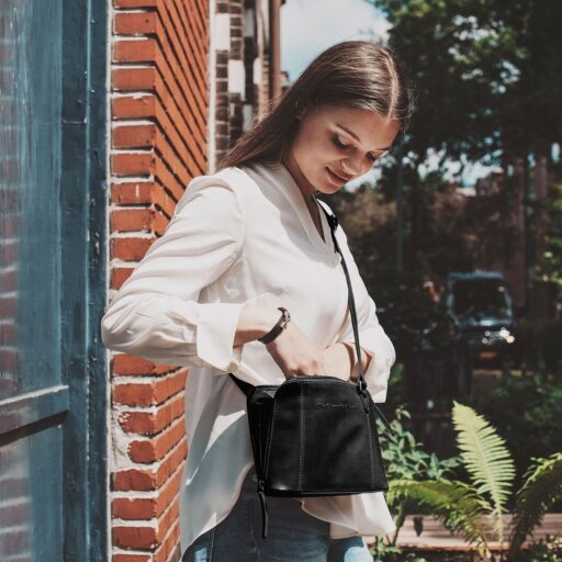 The Chesterfield Brand Kožená kabelka na plece/crossbody River C48.111500 čierna na ramene