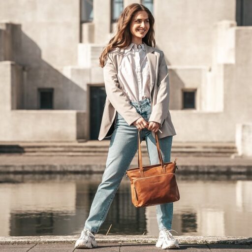 The Chesterfield Brand Kožená shopper taška Alicante C38.019231 koňaková v ruke