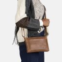 BURKELY Kožená crossbody kabelka Natural Norah 1000817.04.24 koňaková na modelke